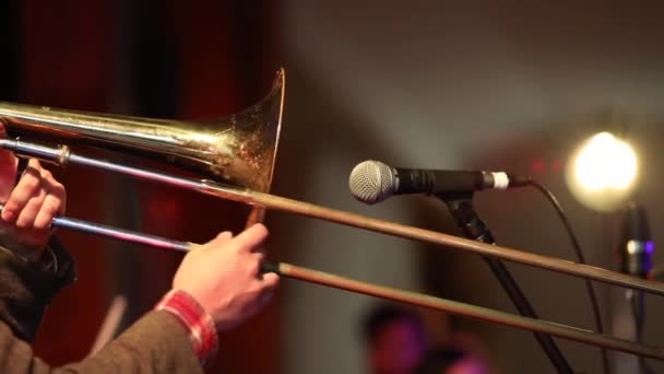 Trombonista gra na żywo na scenie - Materiał filmowy, wideo