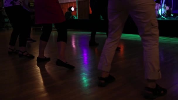 Линия танцев для пожилых в общественном зале
 - Кадры, видео