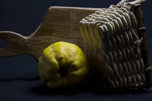 натюрморт з кошиком і жовтими плодами осені
 - Фото, зображення