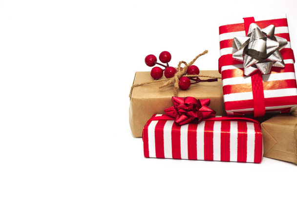 Lahjapakkaukset punainen ja valkoinen paperi punainen nauha ja punainen ja hopea keula. Lahjapaketointi (uusi vuosi, joulu, syntymäpäivä, Ystävänpäivä)
) - Valokuva, kuva