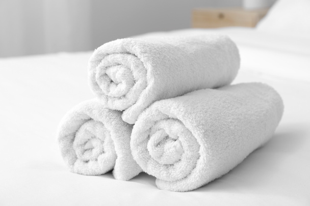 Čistým měkkým ručníků na posteli - Fotografie, Obrázek