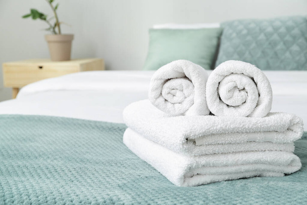 Nettoyer les serviettes douces sur le lit
 - Photo, image