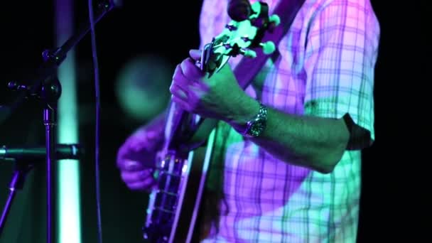 Mann spielt Banjo auf der Bühne - Filmmaterial, Video