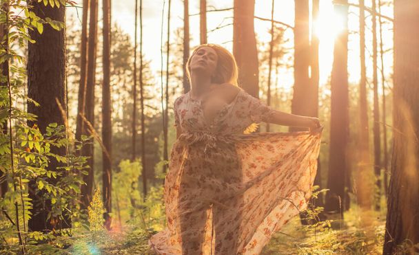 Портрет молодой красивой девушки в летнем платье в лесу, что
  - Фото, изображение