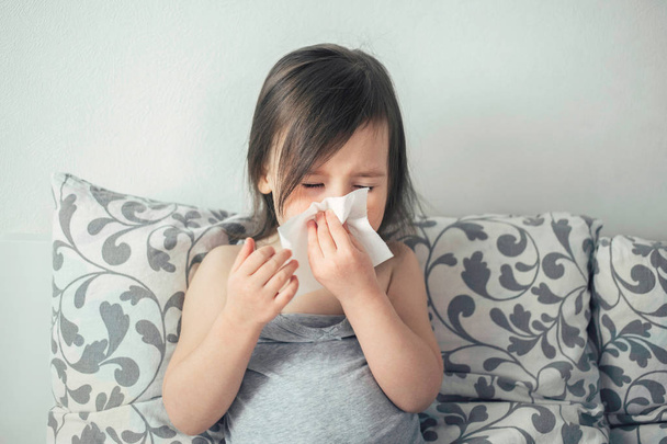 The baby has a cough and runny nose. The child has a cold and lies with a temperature. - Foto, imagen