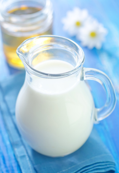Milk in jug - Foto, afbeelding