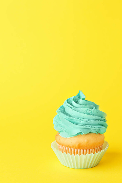 Tasty cupcake on color background - Foto, afbeelding
