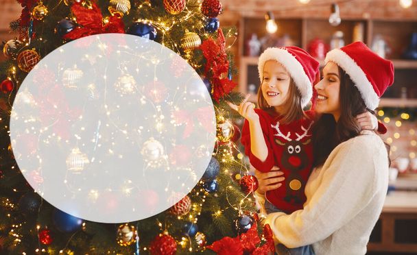 Malá dívka a její maminka se těší slavnostní vánoční strom - Fotografie, Obrázek