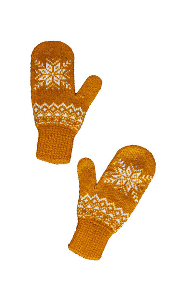 pár žlutých pomerančových rukavic s vánočním vzorem izolovaných na - Fotografie, Obrázek