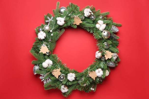 Beautiful Christmas wreath on color background - Foto, imagen