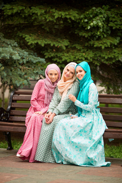 tres hermosas mujeres jóvenes en vestidos musulmanes en verano en el parque
 - Foto, imagen