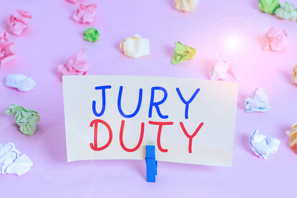 Tekst schrijven Jury Duty. Zakelijk concept voor verplichting of een periode van optreden als lid van een jury in de rechtbank Gekleurde verkreukelde papieren lege herinnering roze vloer achtergrond wasknijper. - Foto, afbeelding