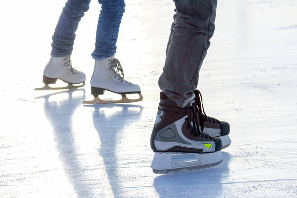 Egy jégpályán korcsolyázó férfi lábai. Sport és szórakozás. R - Fotó, kép