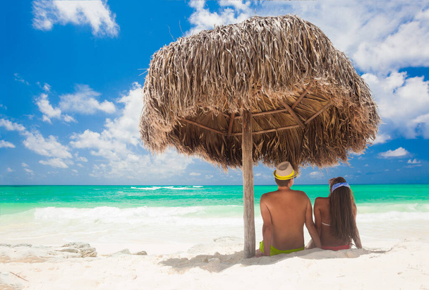 Вид ззаду пари на тропічний пляжний відпочинок
 - Фото, зображення