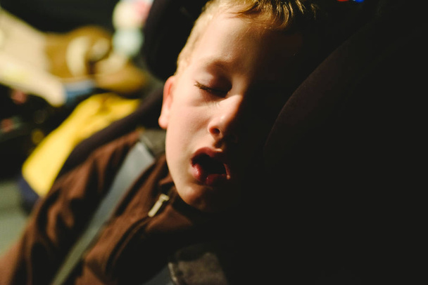 Child asleep in his extenuated car seat. - Photo, Image