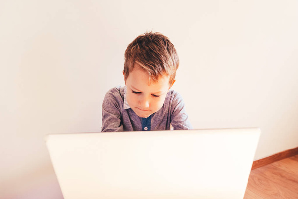 Enfant travaillant avec son ordinateur dans son entreprise, concentré ty
 - Photo, image