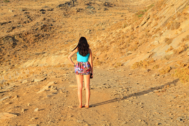 Дівчина в пустелі
 - Фото, зображення