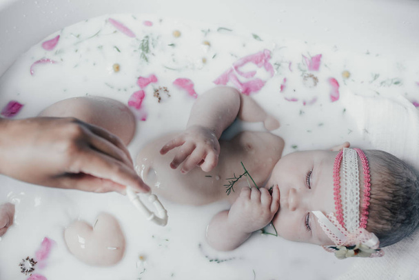 baby in milk with flowers - Fotoğraf, Görsel