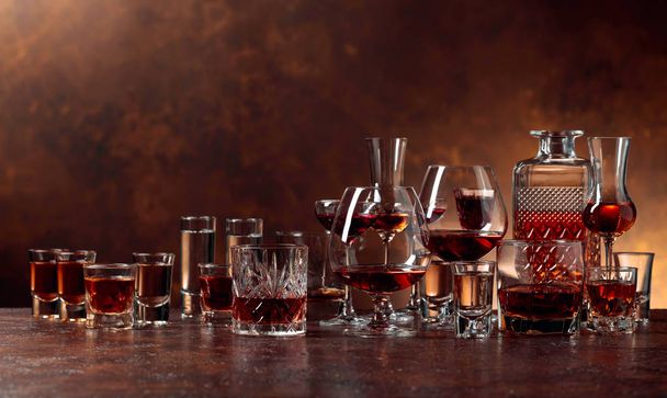 Serie di bevande alcoliche forti in occhiali su un backgrou marrone
 - Foto, immagini