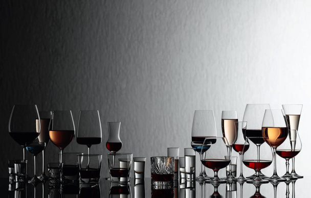Sada různých alkoholických nápojů v brýlích na černém odlesku - Fotografie, Obrázek