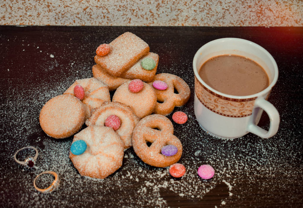 Cookies et thé, une paire parfaite pour le petit déjeuner
 - Photo, image