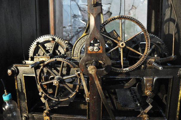 El mecanismo del viejo reloj montado en el ayuntamiento
. - Foto, imagen