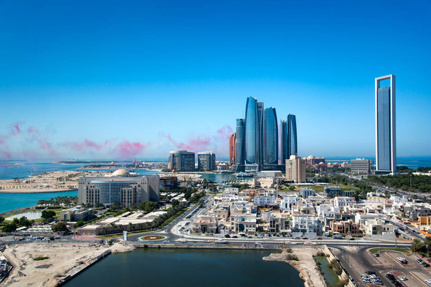 Abu Dhabi ορίζοντα με τα χρώματα δείχνουν αέρα στον ουρανό και την άποψη του ου - Φωτογραφία, εικόνα