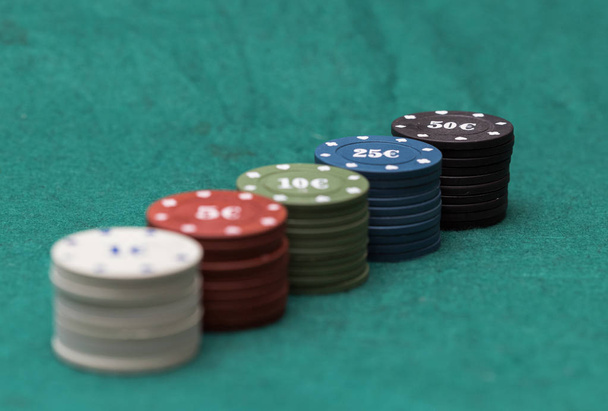poker chips en dobbelstenen - Foto, afbeelding