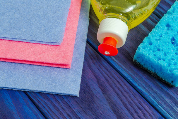 Płynny detergent z podkładką i ręcznikami do czyszczenia na niebieskich drewnianych deskach - Zdjęcie, obraz