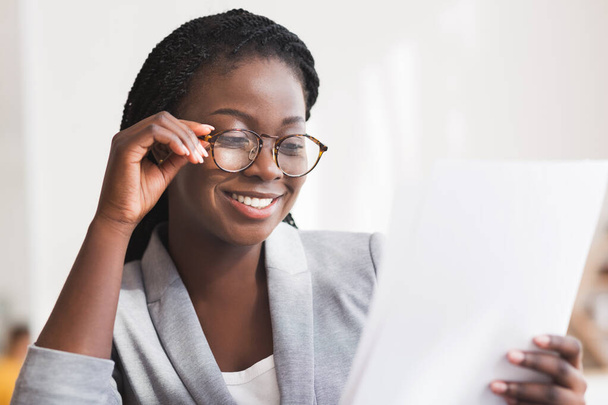 Happy African Businesswoman Reading Financial Report, Satisfied With Result - Φωτογραφία, εικόνα