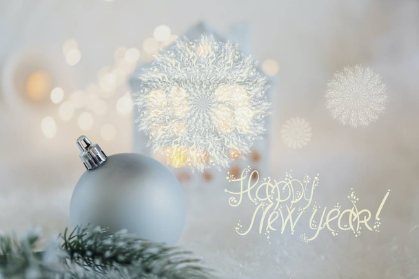 Tarjeta de felicitación Feliz Año Nuevo. Bola y hermoso fondo azul borroso de la decoración de invierno para las vacaciones. Enfoque suave
 - Foto, Imagen