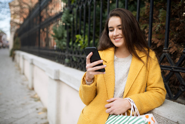 Женщина в жёлтом пальто с мобильного телефона
 - Фото, изображение