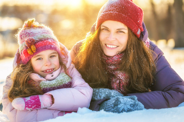 Mother and daughter playing in winter park - Foto, Imagen