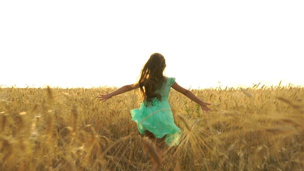 Молодая девушка в платье бежит по полю
. - Фото, изображение