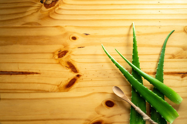 Ahşap bir arka planda üst görünüm Aloe vera - Fotoğraf, Görsel