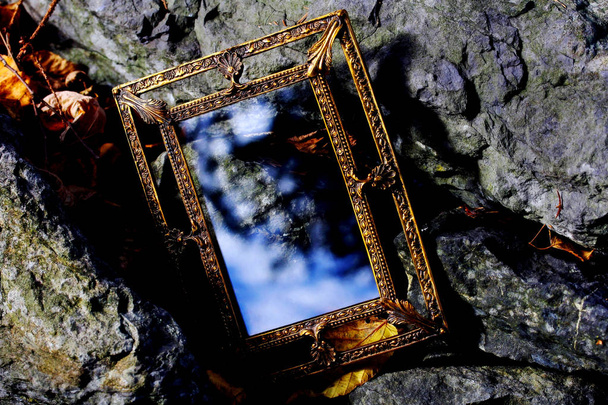 Un espejo dorado encantado. Un espejo para sueños y deseos
. - Foto, Imagen