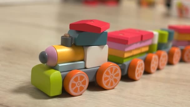 Kolorowy drewniany pociąg zabawki na podłodze. - Materiał filmowy, wideo