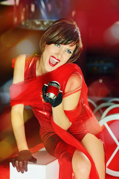 singer in red - Foto, immagini