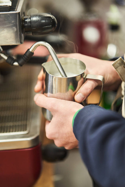 Barista dělá horký nápoj v kavárně - Fotografie, Obrázek