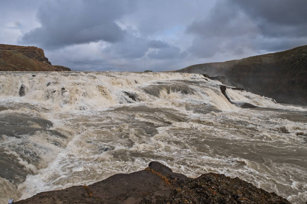 Hämmästyttävä Gullfoss vesiputous sateenkaaren Islannissa. syyskuu 2019
 - Valokuva, kuva