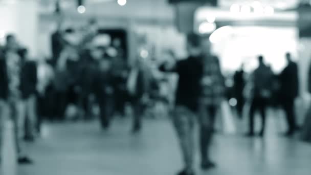 φόντο θαμπάδα άτομα στον εσωτερικό χώρο και το περπάτημα σε ένα εμπορικό κέντρο - Πλάνα, βίντεο