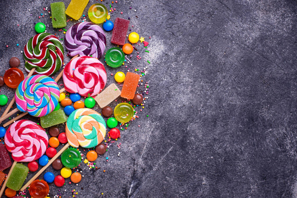 Választék színes cukorkák, nyalókák és a - Fotó, kép