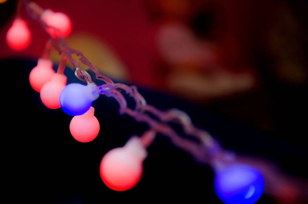 guirlandas de Ano Novo com lâmpadas multicoloridas em um fundo escuro, fundo abstrato com guirlanda de Ano Novo
 - Foto, Imagem