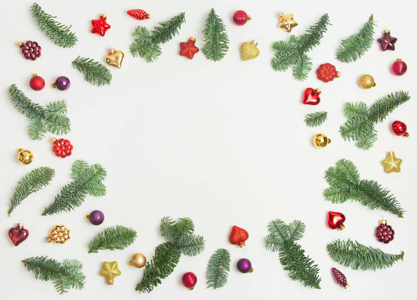 Boże Narodzenie lub Nowy Rok tło: gałązki jodły i zabawki na białym tle - Zdjęcie, obraz