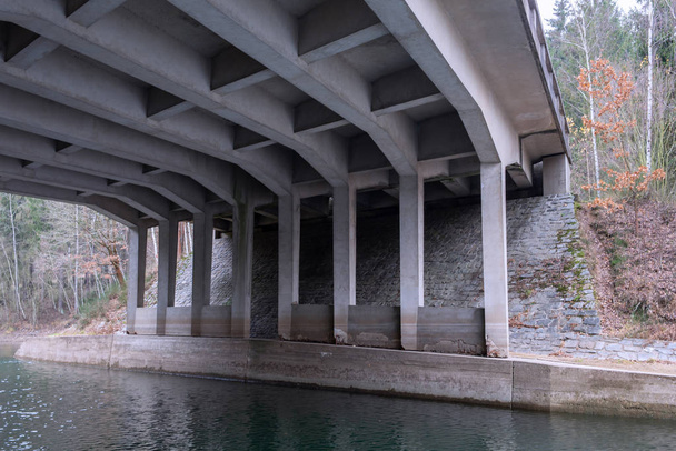 D1高速道路の近くには貯水池のヴィホフ老朽化し、完全に不要な橋の外に突き出た孤児。昭和14年（1939年）に着工し、完成したものの高速道路としては使用されなかった。 - 写真・画像