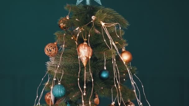 παρατήρηση όμορφο χριστουγεννιάτικο δέντρο σε εσωτερικούς χώρους - Πλάνα, βίντεο