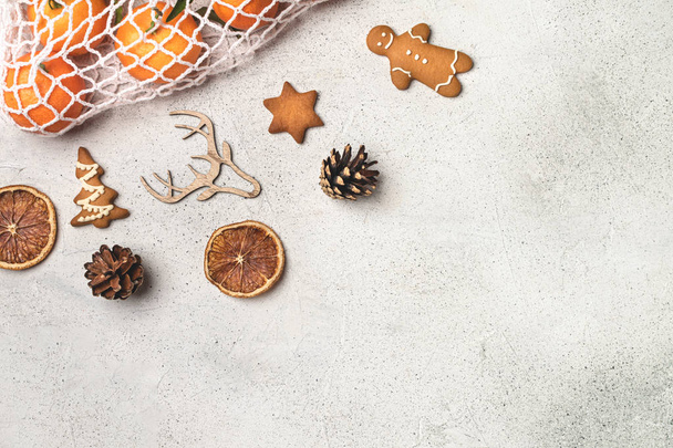 Eco-kerstconcept, clementines in katoenen mesh bag, houten of - Foto, afbeelding
