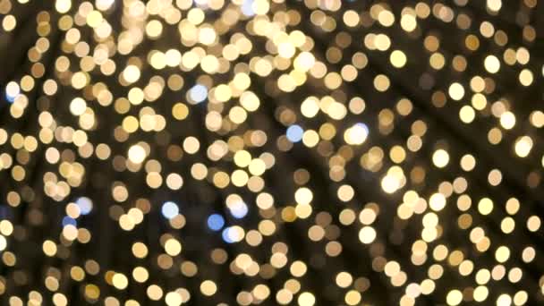luces de color desenfocadas en Navidad o noche de año nuevo, fondo abstracto suave - Metraje, vídeo