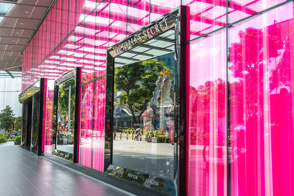 Asia / Singapur - Victoria 's Secret frente a la tienda a lo largo de Orchard Road, Singapur. Victoria 's Secret la mayor minorista estadounidense de lencería femenina
. - Foto, Imagen