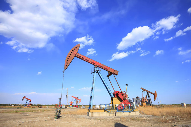 Oliepijpleiding in olieveld - Foto, afbeelding